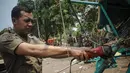 Seorang petugas saat membongkar kios-kios di lapangan IRTI Monas, Jakarta, Kamis (16/10/14). (Liputan6.com/Faizal Fanani)