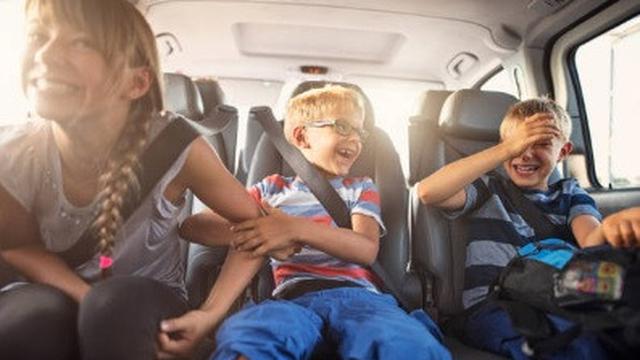 ilustrasi anak-anak di mobil.