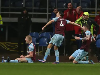 Bek Burnley, Ben Mee (kiri) melakukan selebrasi usai mencetak gol ke gawang Tottenham Hotspur pada pertandingan lanjutan Liga Inggris di Stadion Turf Moor, Inggris, Kamis (24/2/2022). Burnley menang tipis atas Tottenham 1-0. (AFP/Nigel Roddis)