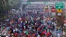 Sejumlah peserta parade membanjiri Bundaran Hotel Indonesia, Jakarta, Minggu, (6/9/2015). Parade tersebut dalam rangka memperingati Hari Pelanggan Nasional yang diperingati setiap 4 September. (Liputan6.com/Helmi Afandi) 