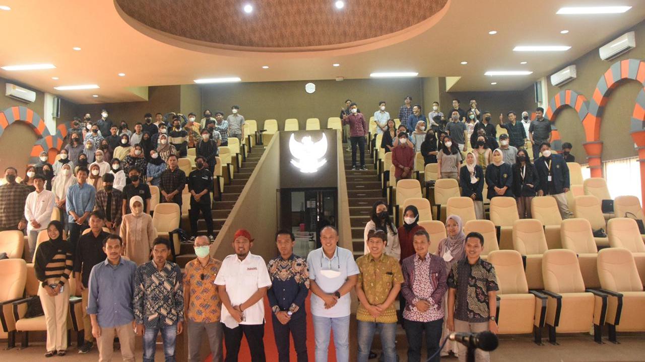 Bupati Sumenep Achmad Fauzi saat mengisi kuliah tamu di Fakultas Ilmu Sosial dan Ilmu Politik (Fisip) Universitas Brawijaya Malang, ditulis Jumat (9/9/2022). (Istimewa)