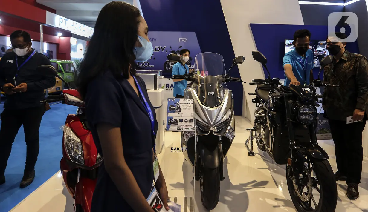 Pekerja melayani pengunjung pada pameran kendaraan listrik Persatuan Industri Kendaraan Listrik Indonesia (Periklindo) Electric Vehicle Show di JIEXPO Kemayoran, Jakarta, Jumat (22/7/2022). Pameran yang berlangsung pada 22-31 Juli 2022 ini menampilkan beragam inovasi untuk kendaraan listrik, mobil dan motor. (Liputan6.com/Johan Tallo)