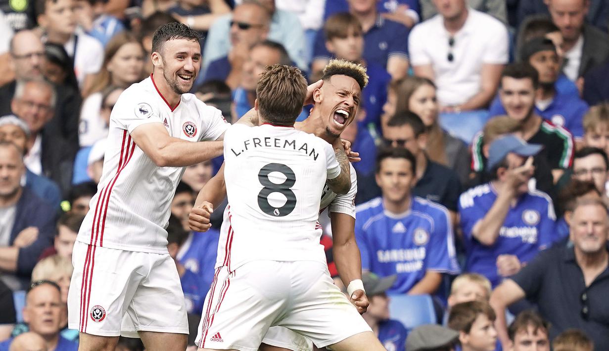 Para pemain Sheffield United merayakan gol yang docetak Callum Robinson ke gawang Chelsea pada laga Premier League di Stadion Stamford Bridge, London, Sabtu (31/8). Kedua klub bermain imbang 2-2. (AP/John Walton)