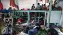 PRT infal menunggu pesanan di penyedia tenaga kerja Bu Gito, Jakarta, Kamis (30/6). Menjelang lebaran, permintaan PRT inval meningkat 10% dibanding tahun lalu, dengan tarif Rp140ribu perhari. (Liputan6.com/Immanuel Antonius)