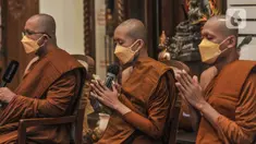 Biksu atau Bhante memimpin doa saat sembahyang dalam puncak Tri Suci Waisak 2565 BE di Vihara Hemadhiro Mettavati, Cengkareng, Jakarta Barat, Rabu (26/5/2021). Peringatan Tri Suci Waisak di Vihara Hemadhiro Mettavati berlangsung khidmat meskipun digelar secara virtua. (merdeka.com/Iqbal S. Nugroho)