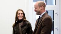 Gaya Langka Kate Middleton dan Pangeran William Pakai Sepatu Couple