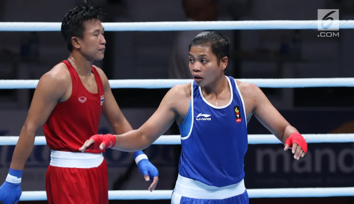Petinju putri Indonesia, Huswatun Hasanah (kaus biru) usai melawan Sudaporn Seesondee (Thailand) pada semifinal kelas ringan 60kg putri Asian Games 2018 di JIEXPO Kemayoran, Jumat (31/8). Huswatun kalah 0-5. (Liputan6.com/Helmi Fithriansyah)