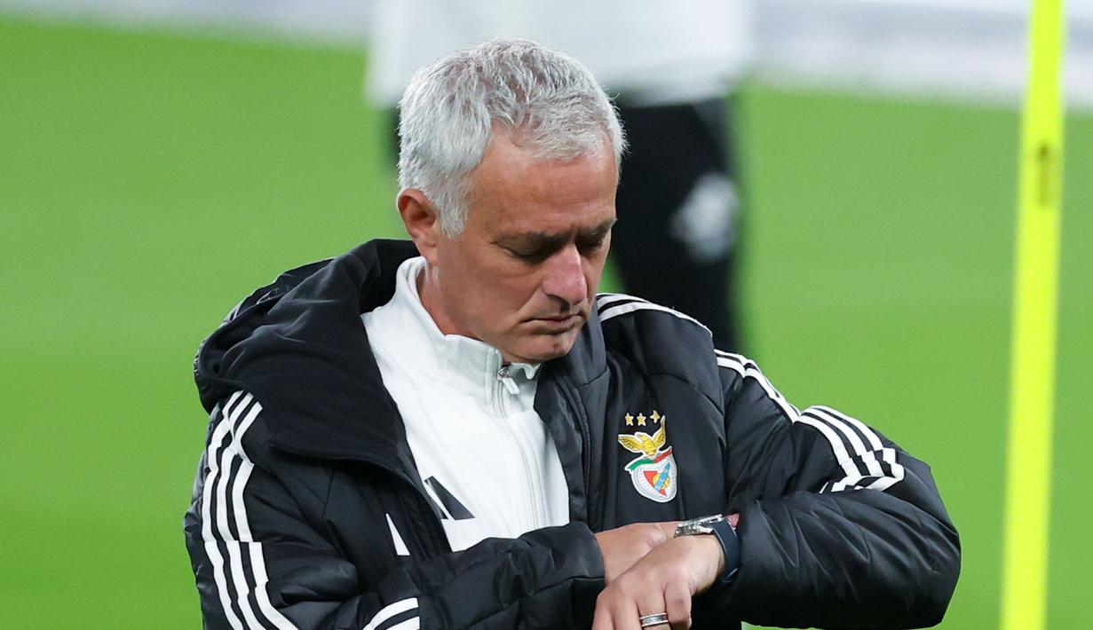 Kini, Jose Mourinho kembali dengan misi besar bersama Benfica, klub yang baru ia tangani. Ia diharapkan dapat mengembalikan klub ke puncak kejayaan Eropa, melanjutkan reputasinya sebagai pelatih spesialis trofi. (Steven Paston/PA via AP)