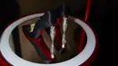 Selain sepatu yang dikenakan oleh para penari, Christian Louboutin juga menampilkan gaya SS23 yang ditampilkan dengan indah pada alas berliku-liku metalik. (Dok/Christian Louboutin).