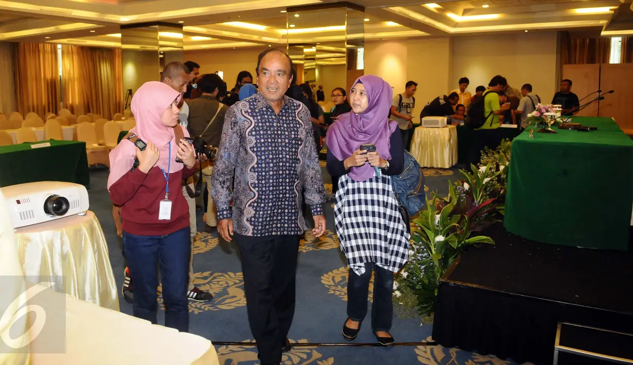 Ketua Dewan Pakar Partai Golkar Siswono Yudohusodo (tengah) meninggalkan ruang sidang usai putusan mahkamah Partai Golkar di Jakarta, Jumat (15/1/2016). Sidang memutuskan membentuk tim transisi untuk rekonsiliasi total. (Liputan6.com/Helmi Fithriansyah)