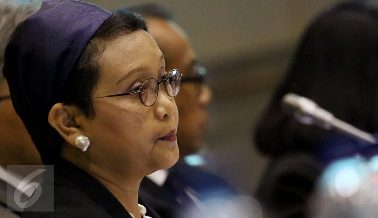 Menteri Luar Negeri (Menlu) Retno Lestari Marsudi melakukan Rapat Kerja (Raker) dengan Komisi I DPR RI, di Kompleks Parlemen Senayan, Jakarta, (9/2). Raker tersebut membahas Anggaran Kemenlu RI dalam ABPN 2016. (Liputan6.com/JohanTallo)