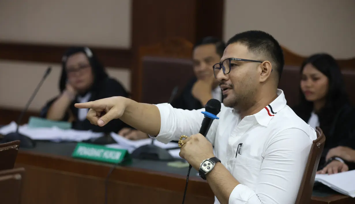 Terdakwa kasus dugaan peredaran narkotika di Rumah Tahanan (Rutan) Salemba, Ammar Zoni, saat menjalani sidang lanjutan di Pengadilan Negeri Jakarta Pusat (PN Jakpus), Jakarta, Kamis (8/1/2026). Mantan aktor Ammar Zoni kembali menjalani persidangan terkait kasus dugaan peredaran narkoba di dalam Rumah Tahanan (Rutan) Salemba, Jakarta. (Kapanlagi.com/Budy Santoso)