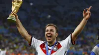 Selebrasi pemain tengah Timnas Jerman, Mario Goetze, saat merayakan gelar juara Piala Dunia 2014 di Stadion Maracana, Rio de Janeiro, (14/7/2014). (REUTERS/Eddie Keogh)