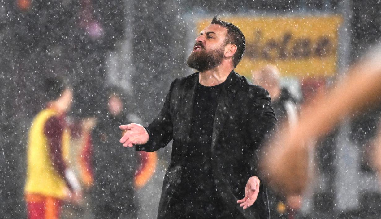 Pelatih AS Roma, Daniele De Rossi, memberikan arahan kepada anak asuhnya saat melawan Inter Milan pada pekan ke-24 Serie A 2023/2024 di Stadio Olimpico, Minggu (11/2/2024). (AFP/Alberto Pizzoli)