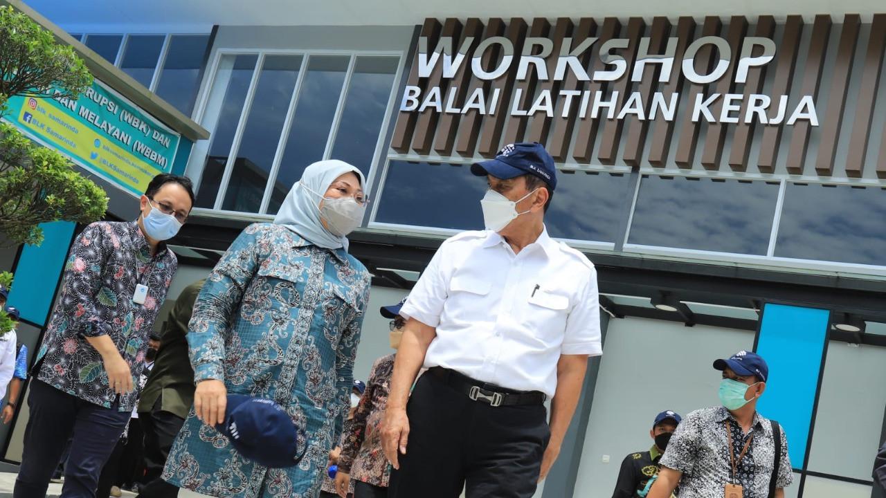 Menteri Ketenagakerjaan (Menaker), Ida Fauziyah, melakukan kunjungan ke Balai Latihan Kerja (BLK) Samarinda, bersama Menteri Koordinator Bidang Kemaritiman dan Investasi, Luhut Binsar Pandjaitan, Selasa (12/10/2021).
