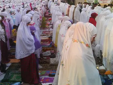Ribuan umat Islam melakukan sholat Idul Fitri 1432 Hijriah di halaman Masjid Al-Husna, Tanjung Priok, Jakarta Utara, Selasa, (30/8).