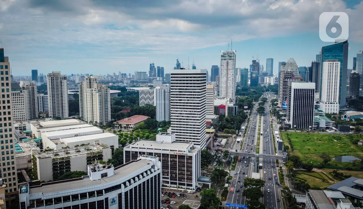 Foto udara gedung bertingkat di kawasan Sudirman, Jakarta, Rabu (8/4/2020). Berdasarkan US Air Quality Index (AQI), pukul 12.00 WIB, kualitas udara Jakarta tercatat di angka 35 serta polutan parameter PM2,5 menempatkan Jakarta diperingkat 78 dengan kualitas udara sedang. (Liputan6.com/Faizal Fanani)