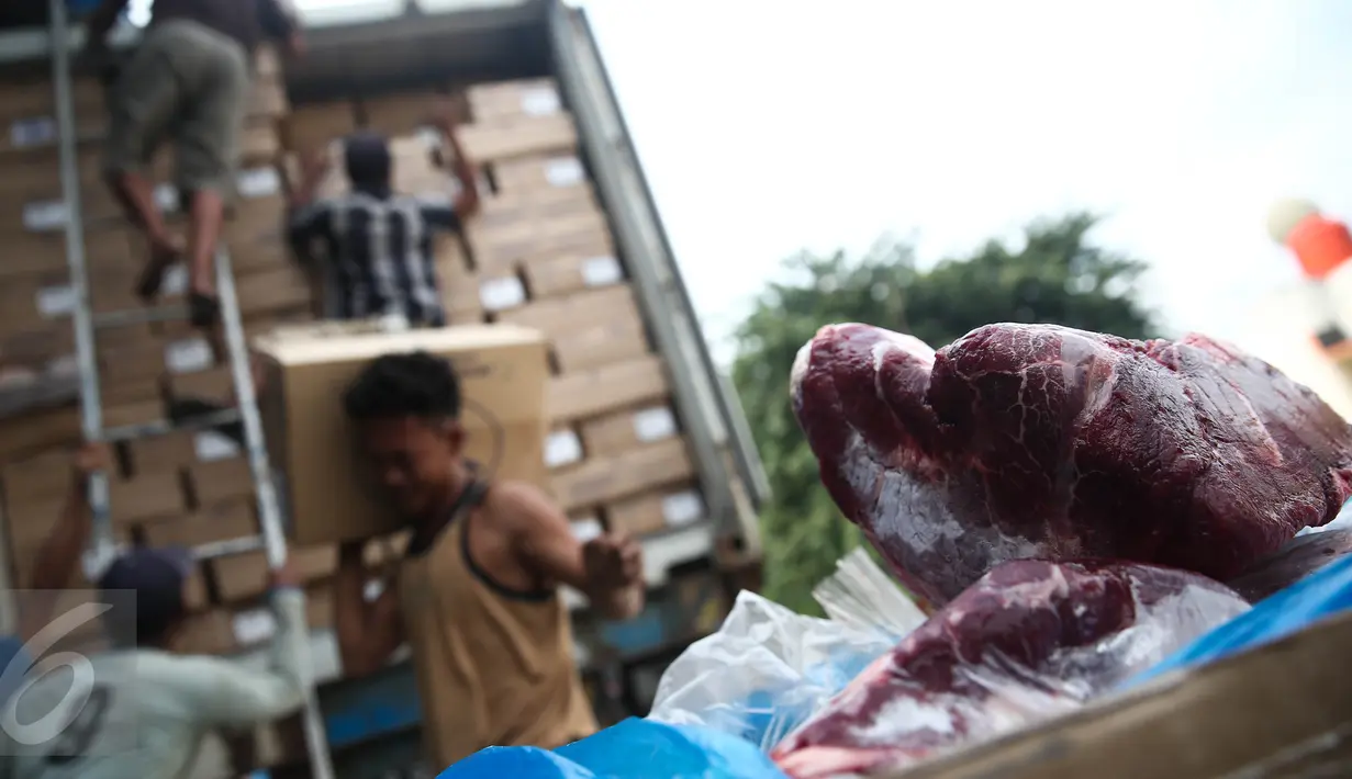 Sebanyak 300 ton daging sapi beku asal Australia tiba di Gudang Bulog, Jakarta, Kamis (9/6). Kedatangan daging sapi beku impor ini merupakan bagian dari total jatah impor Perum Bulog tahun ini sebanyak 10.000 ton daging sapi. (Liputan6.com/Faizal Fanani)