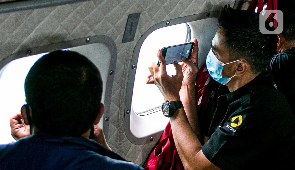 Awak media memantau proses pencarian pesawat Sriwijaya Air SJ 182 dari pesawat CN 295 milik TNI AU di perairan Kepulauan Seribu, Jakarta, Minggu (10/1/2021). TNI AU menargetkan proses pencarian Sriwijaya Air SJ 182 maksimal selama tujuh hari. (Liputan6.com/Faizal Fanani)