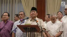 Capres Prabowo Subianto didampingi sejumlah pengurus BPN memberikan keterangan terhadap wartawan di Jakarta, Rabu (8/5). Prabowo menyoroti peristiwa-peristiwa politik terkini seperti pernyataan Hendropriyono soal Rizieq Shihab, dan penetapan tersangka Bachtiar Nasir. (Liputan6.com/Faizal Fanani)