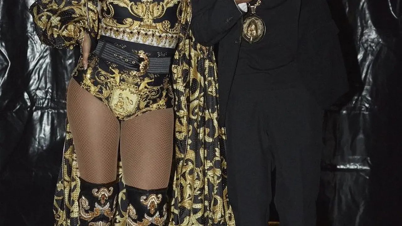 Terbalut Emas dan Sutera, Kostum Panggung Beyonce yang Mewah dari Versace