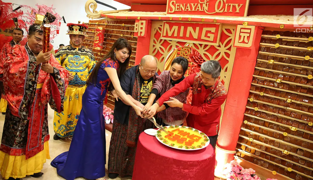 Pemotongan kue keranjang di Senayan City, Jakarta, Kamis (8/2). Acara yang mendapat penghargaan dari Museum Rekor Indonesia (MURI) ini  berhasil menyajikan kue keranjang terbanyak hingga 7.388 potong. (Liputan6.com/Immanuel Antonius)
