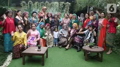 Sejumlah perempuan foto bersama pada acara Ngopi Tengkuluk, Mengenal Penutup Kepala Perempuan Indonesia di Depok, Minggu (26/09/2021). Kegiatan untuk melestarikan budaya Nusantara digelar dalam rangka Hari Batik Nasional. (Liputan6.com/HO/Sybli)