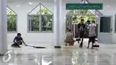 Warga bergotong royong mengeluarkan air saat banjir menggenangi Mesjid An Nur di kawasan Pasar Minggu, Jakarta, (4/10). Banjir yang rutin menggenangi kawasan tersebut menyebabkan aktivitas warga serta ibadah terganggu. (Liputan6.com/Immanuel Antonius)