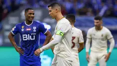 Pemain Al-Nassr, Cristiano Ronaldo, tertunduk lesu setelah ditaklukkan Al-Hilal pada laga Liga Arab Saudi 2022/202 di Stadion King Fahd, Rabu (19/4/2023). Mantan striker Manchester United (MU) Odion Ighalo menjadi bintang kemenangan Al Hilal. (AFP/Fayez Nureldine)