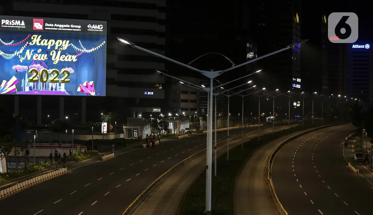 Suasana lengang Jalan Jenderal Sudirman saat berlangsungnya Crowd Free Night di kawasan Bundaran HI, Jakarta, Jumat (31/12/2021). Polda Metro Jaya memberlakukan pengendalian mobilitas Crowd Free Night pada malam Tahun Baru 2022 yang berlangsung mulai pukul 22.00-04.00 WIB. (Liputan6.com/Johan Tallo)