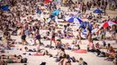 Orang-orang mengunjungi pantai Bondi di Sydney, Australia pada 5 Oktober 2020. Pengunjung ramai berjemur dan bermain di pantai dan berenang di laut saat pandemi Covid-19 masih berlangsung.  (Photo by DAVID GRAY / AFP)