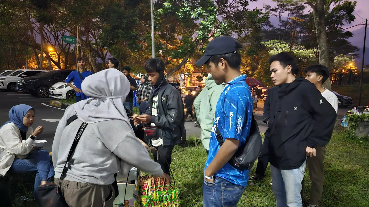 Pedagang di sekitar stadion berharap BRI Liga 1 bisa hadirkan keuntungan besar.