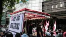 Massa yang tergabung dalam Komite Penyelamat Asset Negara menggelar unjuk rasa di Gedung Granadi, Jakarta, Senin (17/12). Dalam aksinya, mereka menuntut penyitaan sejumlah aset milik Yayasan Supersemar, termasuk Gedung Granadi (Liputan6.com/Faizal Fanani)