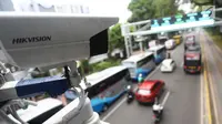 CCTV terpasang di dekat alat electronic road pricing (ERP) di Jalan Medan Merdeka Barat, Jakarta, Senin (13/11). Pemprov DKI Jakarta akan melakukan uji coba coba sistem jalan berbayar atau ERP secara. (Liputan6.com/Angga Yuniar)