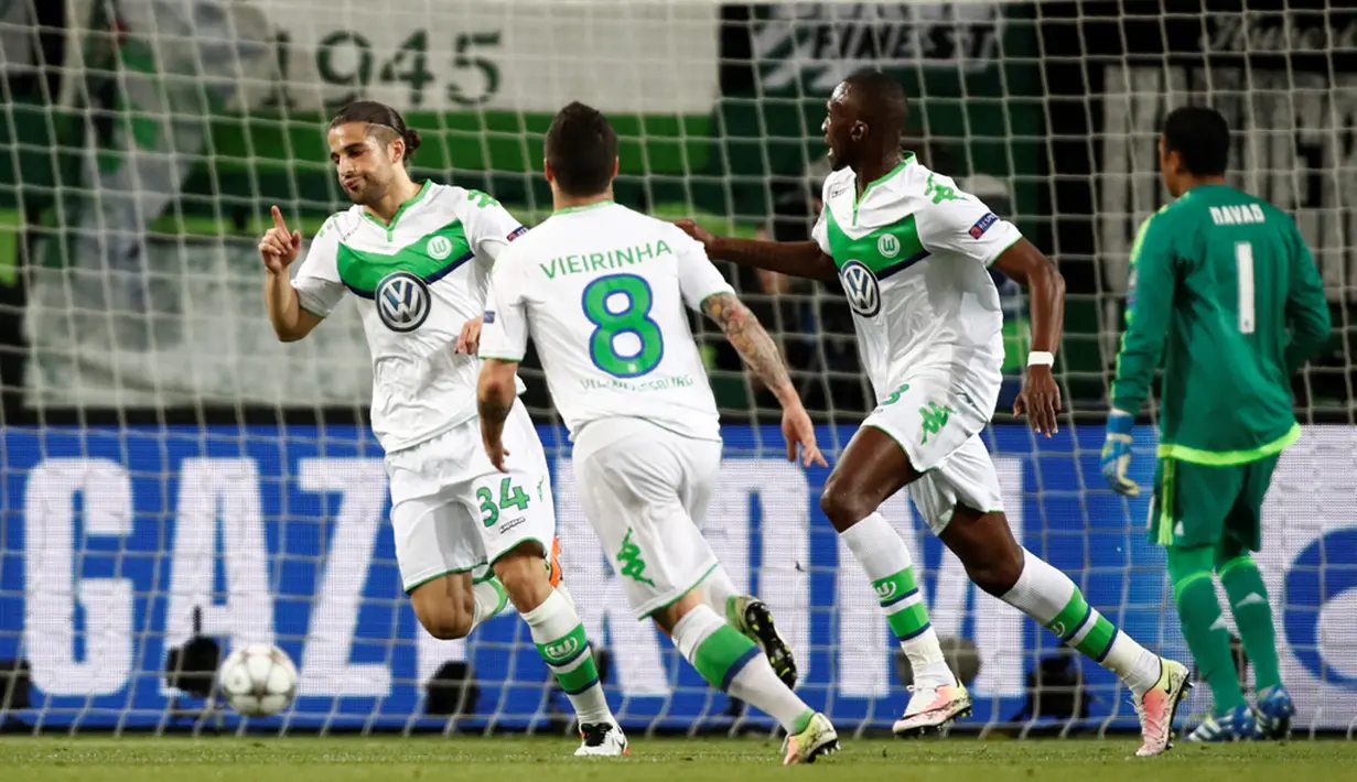 Ekspresi pemain Wolfsburg, Ricardo Rodriguez, setelah mencetak gol ke gawang Real Madrid pada leg pertama perempat final Liga Champions di Volkswagen Arena, Wolfsburg, Kamis (7/4/2016) dini hari WIB. (AFP/Odd Andersen)