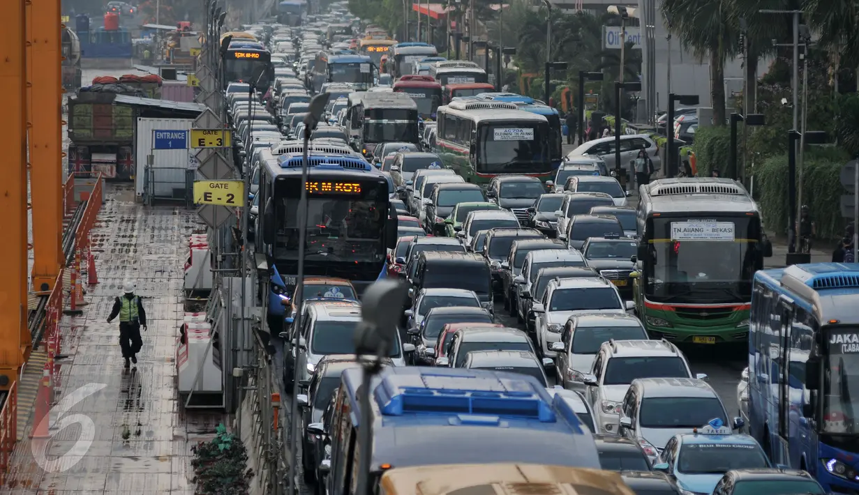 Kendaraan terjebak macet jelang jam berbuka puasa di Bundaran Hotel Indonesia, Jakarta, Senin (6/6). Menjelang waktu berbuka puasa hari pertama ini berbagai ruas jalan di Jakarta di penuhi kendaraan dan Kemacetan parah. (Liputan6.com/Johan Tallo)