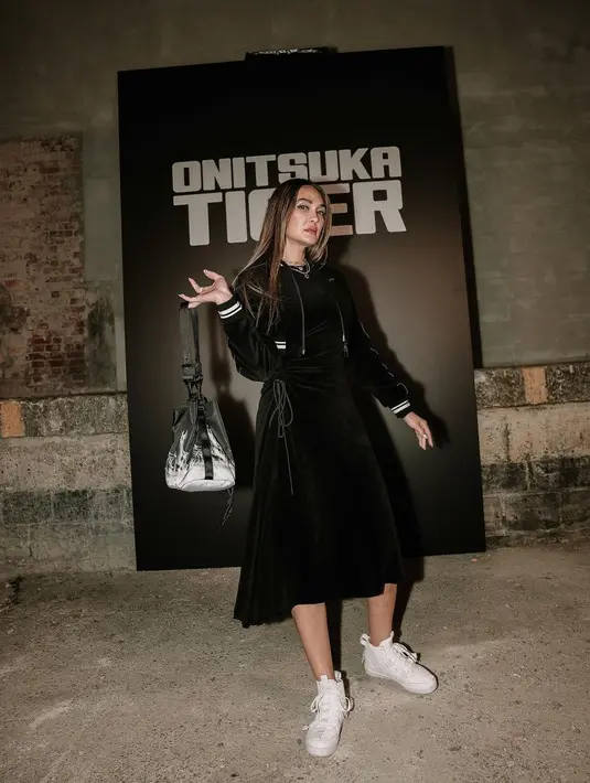 Tak ketinggalan long dress yang panjangnya tiga perempat ini, Luna Maya jadi lebih leluasa bergerak. (Liputan6.com/IG/@lunamaya).