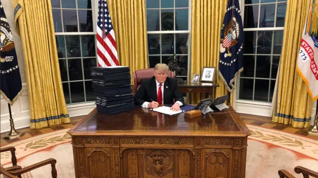 Presiden Donald Trump di Oval Office