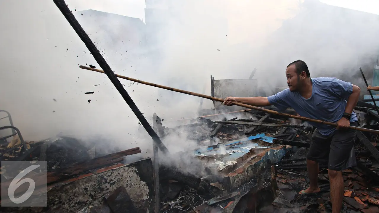 20160804- Warga dan Petugas Damkar Berjibaku Padamkan Kebakaran di Palmerah-Jakarta- Immanuel Antonius