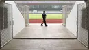 Petugas kebersihan menyapu venue untuk gelaran Asian Games 2018 di kawasan GBK, Jakarta, Selasa (7/8). Kendati sejumlah venue sudah siap, masih banyak alat berat yang belum dikeluarkan dari area tersebut. (Liputan6.com/Immanuel Antonius)