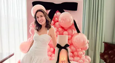 Melalui akun Instagram, Shandy Aulia terlihat mengunggah momen ulang tahunnya. Tampil dengan simpel dress putih, dirinya tampak memamerkan kue ulang tahun bernuansa pink lengkap dengan pita sesuai dengan dekorasi. (Liputan6.com/IG/@shandyaulia)