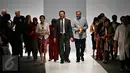 Gubernur DKI Basuki Tjahaja Purnama dan istri, veronica Tan pada pembukaan Jakarta Fashion Week (JFW) 2016 di Senayan City, Jakarta, Sabtu (24/10). Pekan mode terbesar di Asia Tenggara ini berlangsung selama 24-30 Oktober . (Liputan6.com/Imanuel Antonius)