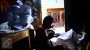 Sutikno, pembuat Barongsai tengah mengerjakan order di tempat pembuatan di Semarang, Jateng, Senin (18/1). Menjelang perayaan Imlek 2567 pengrajin barongsai sudah kebanjiran order sejak 1 bulan lalu. (Foto: Gholib)