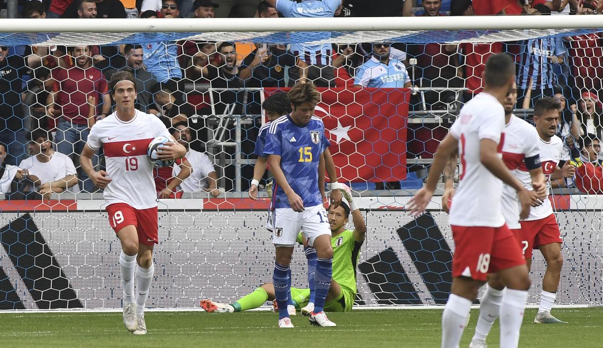 Selebrasi striker Timnas Turki, Bertug Yildirim (kiri) setelah mencetak gol kedua timnya ke gawang Timnas Jepang pada laga persahabatan FIFA Matchday di Luminus Arena, Genk, Belgia, Selasa (12/9/2023) malam WIB. (AP Photo/Frederic Sierakowski)