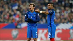 Pemain Prancis, Antoine Griezmann (kiri) dan Dimitri Payet bersiap melakukan tendangan bebas  saat melawan Swedia pada laga grup A Kualifikasi Piala Dunia 2018 di Stade de France Stadium, Saint-Denis, Prancis, (11/11/2016). (Reuters/Benoit Tessier)