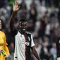 Gelandang Juventus, Blaise Matuidi, menyapa suporter usai mengalahkan Leverkusen pada laga Liga Champions di Stadion Juventus, Turin, Selasa (1/10). Juventus menang 3-0 atas Leverkusen. (AFP/Isabella Bonotto)