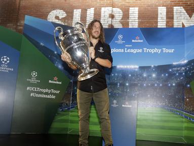 Legenda Barcelona, Carles Puyol, menggendong trofi Liga Champions saat jumpa pers di Jakarta, Senin (11/3). Heineken memulai perhelatan UEFA Champions League Trophy Tour di Indonesia. (Bola.com/Vitalis Yogi Trisna)