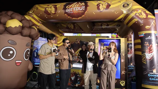 Raditya Dika dan Armand Maulana.