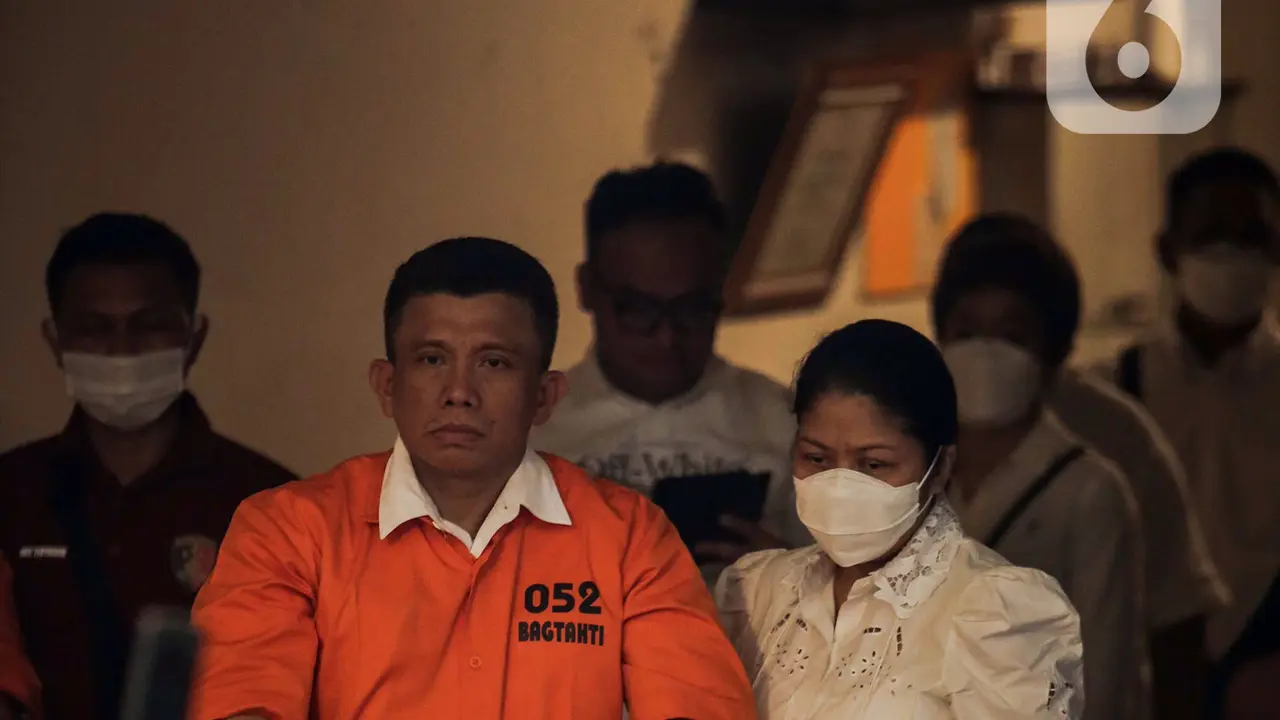 Pelukan Erat Ferdy Sambo kepada Putri Candrawathi Saat Rekonstruksi Pembunuhan Brigadir J