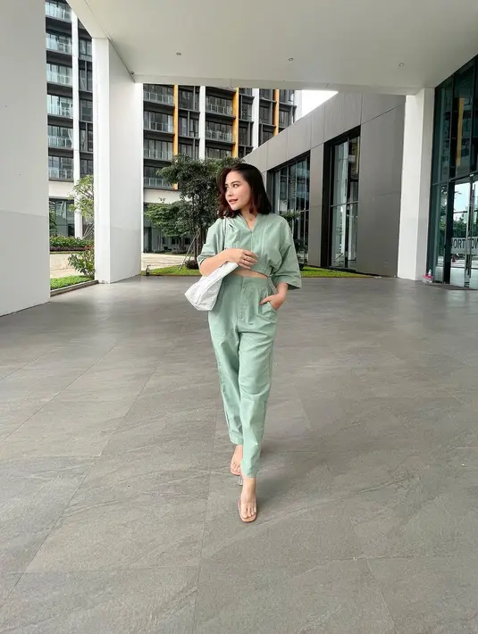 Ikuti tren warna sage yang viral, Prilly Latuconsina padukan set light green dengan glass sandal [@prillylatuconsina96]